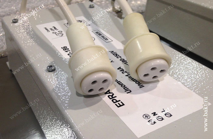 Контакты для подключения бактерицидной лампы в качестве защиты от пыли и воды имеют силиконовые защитные колпачки